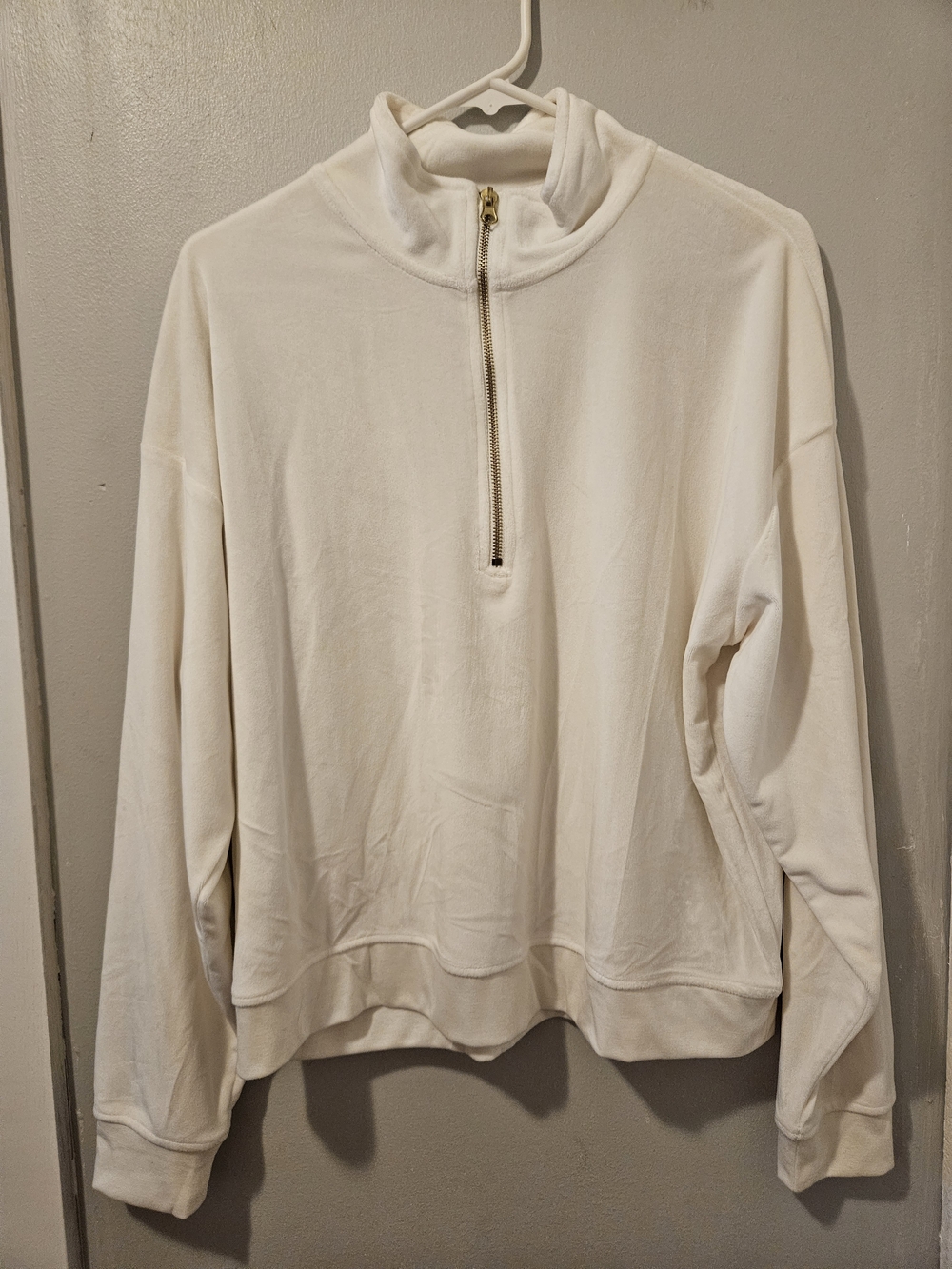 NWOT. Avia Cream Pullover with Black Logo Tag
